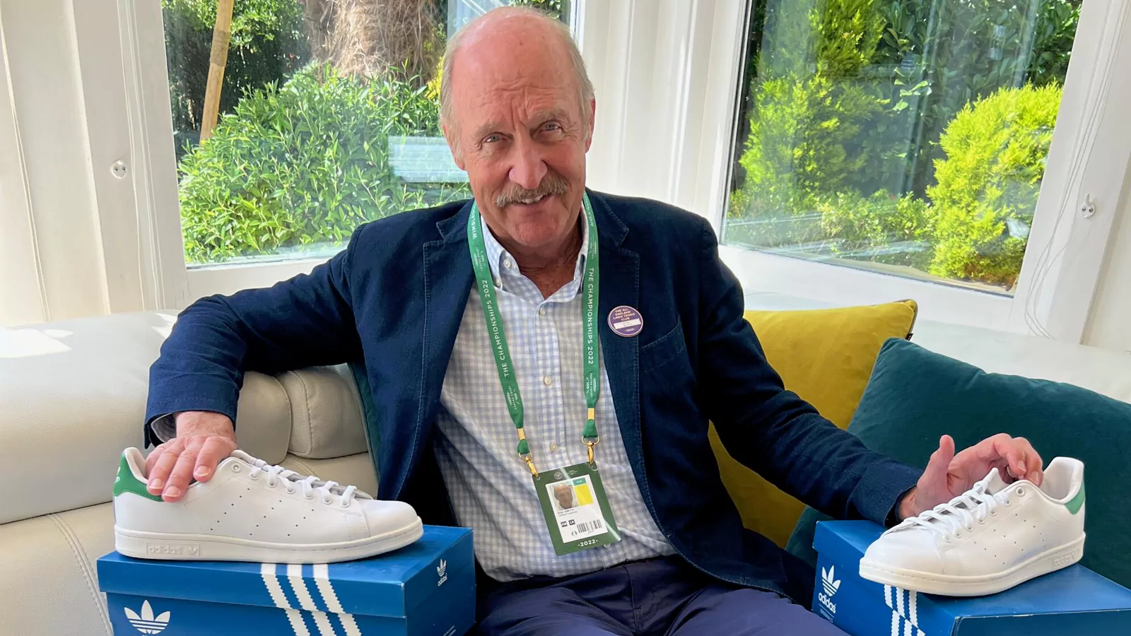 Stan Smith در کنار کتونی آدیداس Stan Smith