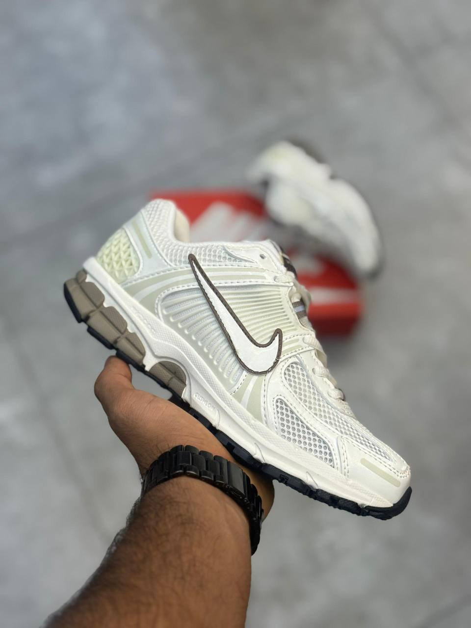 کتونی نایک زوم ومرو ۵ سفید کرم- Nike Zoom Vomero 5