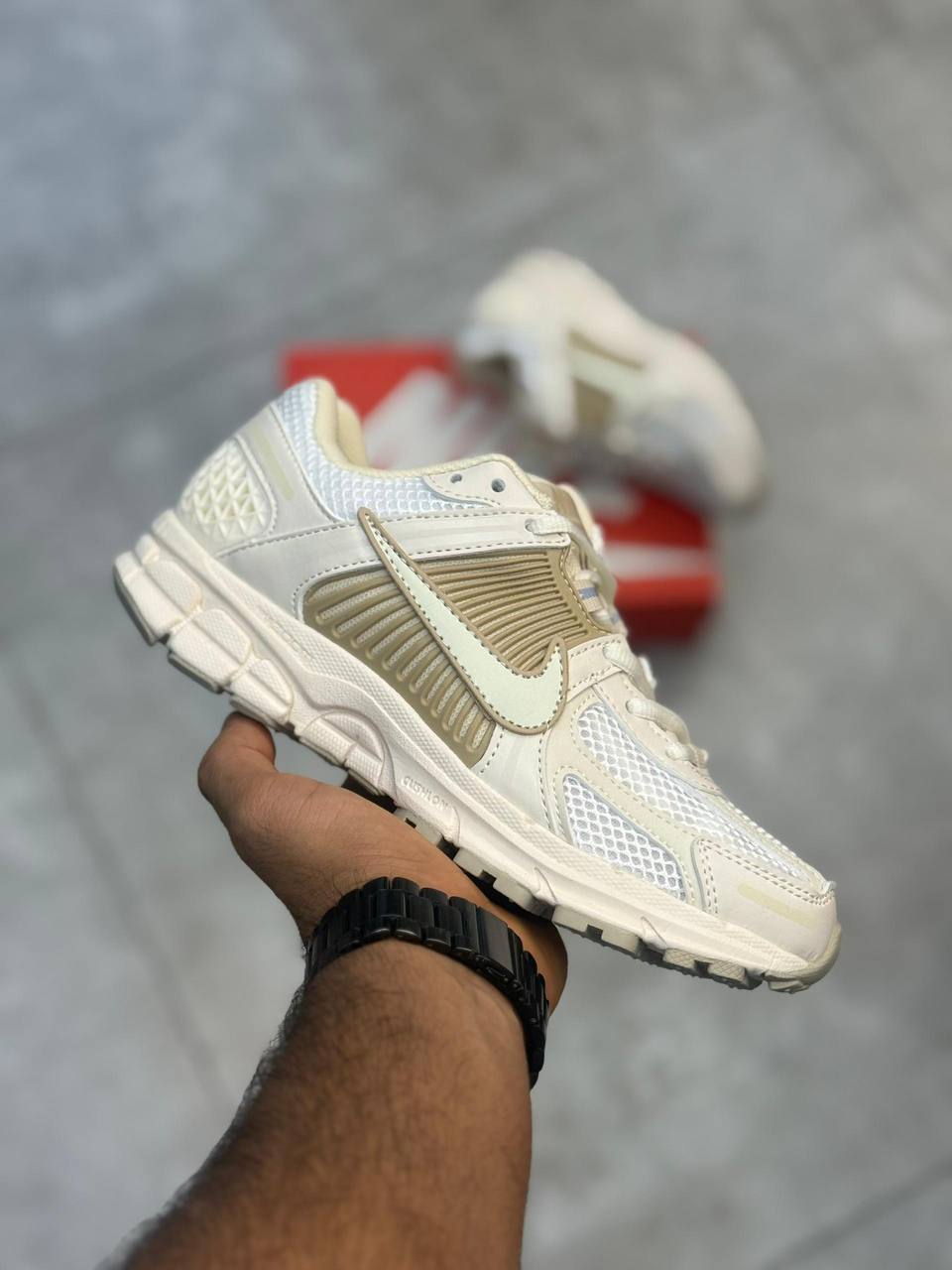 کتونی نایک زوم ومرو ۵ کرم سفید - Nike Zoom Vomero 5