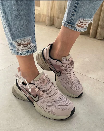 کتونی نایک وی تو کی ران صورتی سفید Nike v2k run