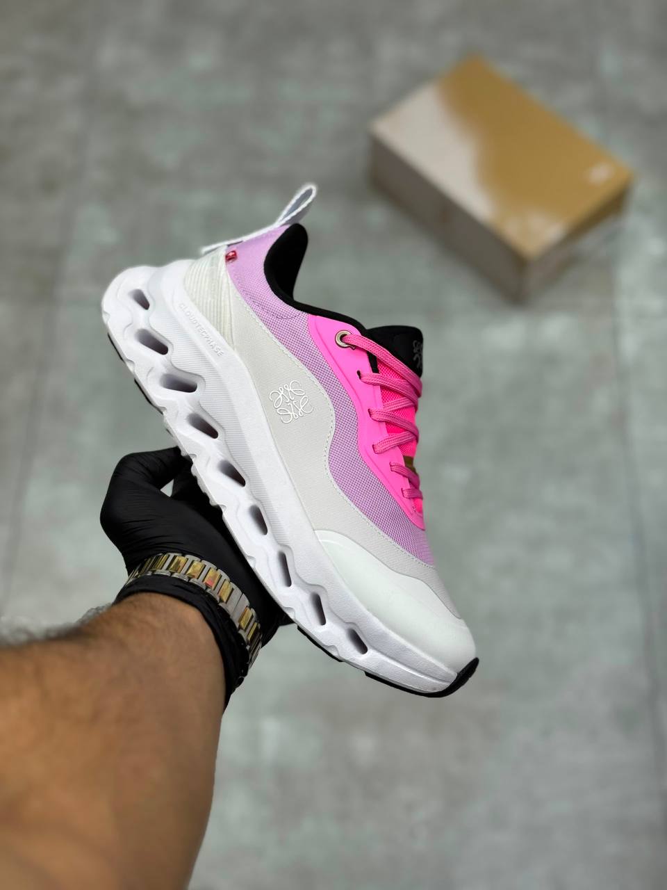 کتونی آن رانینگ کلود تیلت 2 صورتی سفید - On running cloud tilt 2 Loewe