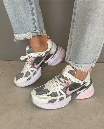 کتونی نایک وی تو کی ران طوسی صورتی Nike v2k run