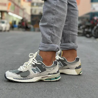 کتونی نیوبالانس ۲۰۰۲ آر (پرچمی) مردانه طوسی کرم ‌ | New Balance 2002r