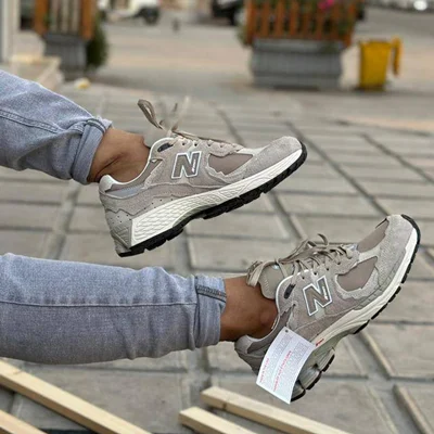کتونی نیوبالانس ۲۰۰۲ آر (پرچمی) مردانه کرم‌ | New Balance 2002r
