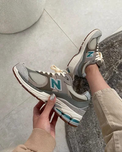 کتونی نیوبالانس 2002 آر زنانه کرم قهوه ای | New Balance 2002r