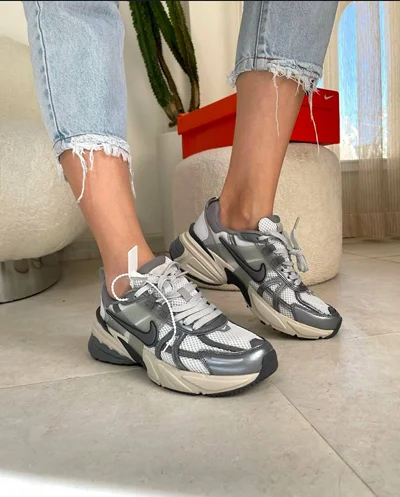 کتونی نایک وی تو کی ران طوسی Nike v2k run
