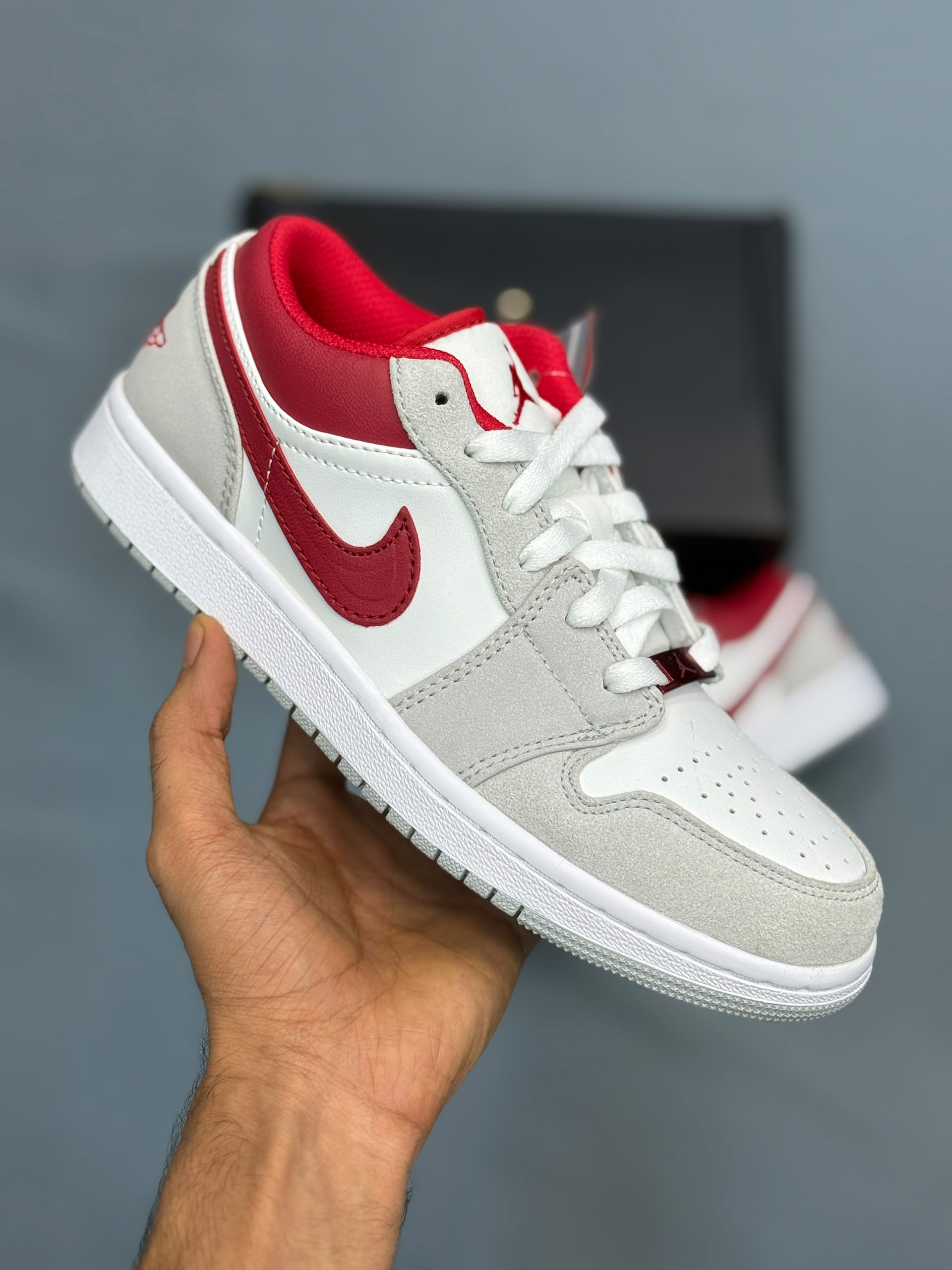 کتونی نایک ایر جردن طوسی قرمز || Nike air Jordan LOW SE Light Smoke Grey Gym Red