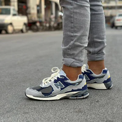 کتونی نیوبالانس ۲۰۰۲آر (پرچمی) مردانه طوسی آبی | New Balance 2002r
