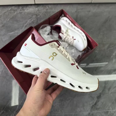 کتونی آن رانینگ کرم قرمز - On Running